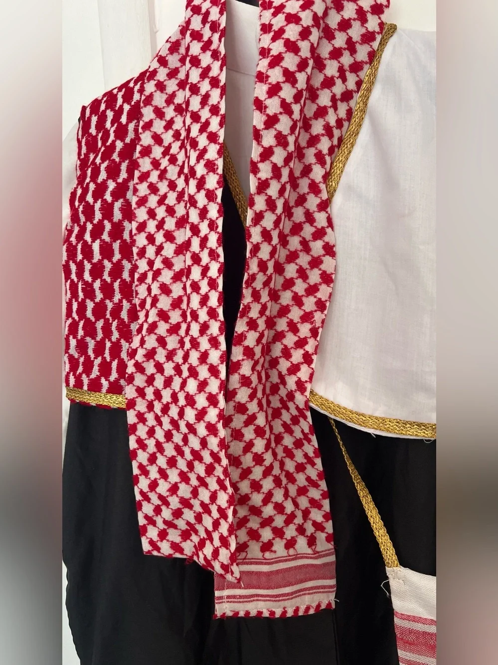 Traditional Red and White Keffiyeh shmagh,Thob&boys Bisht 30 طقم طفل خليجي